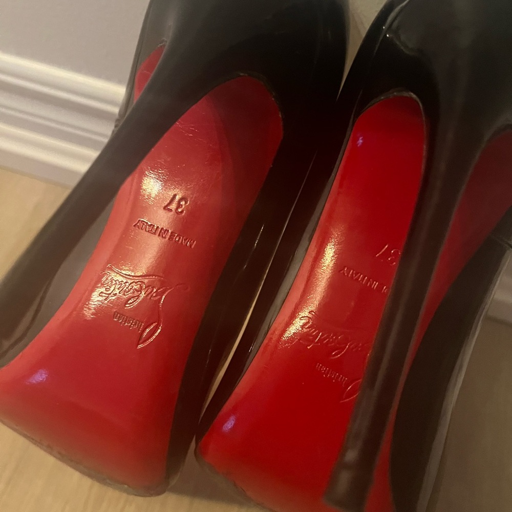 Size 6 authentic LOUBOUTIN red bottoms.